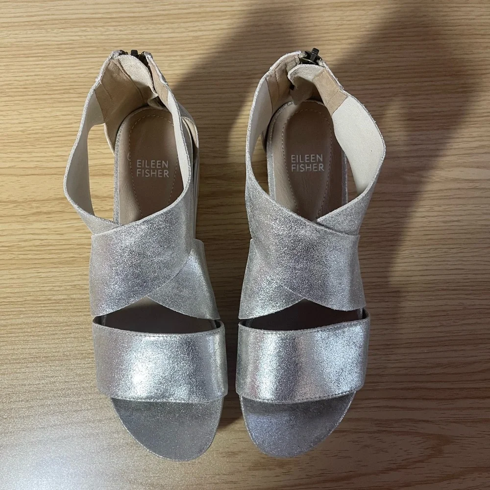 🆕🩴🪩 NWT NIB Eileen Fisher Sport Sandal, Platinum Glitter suede Womens 8.5 M - Picture 3 of 10